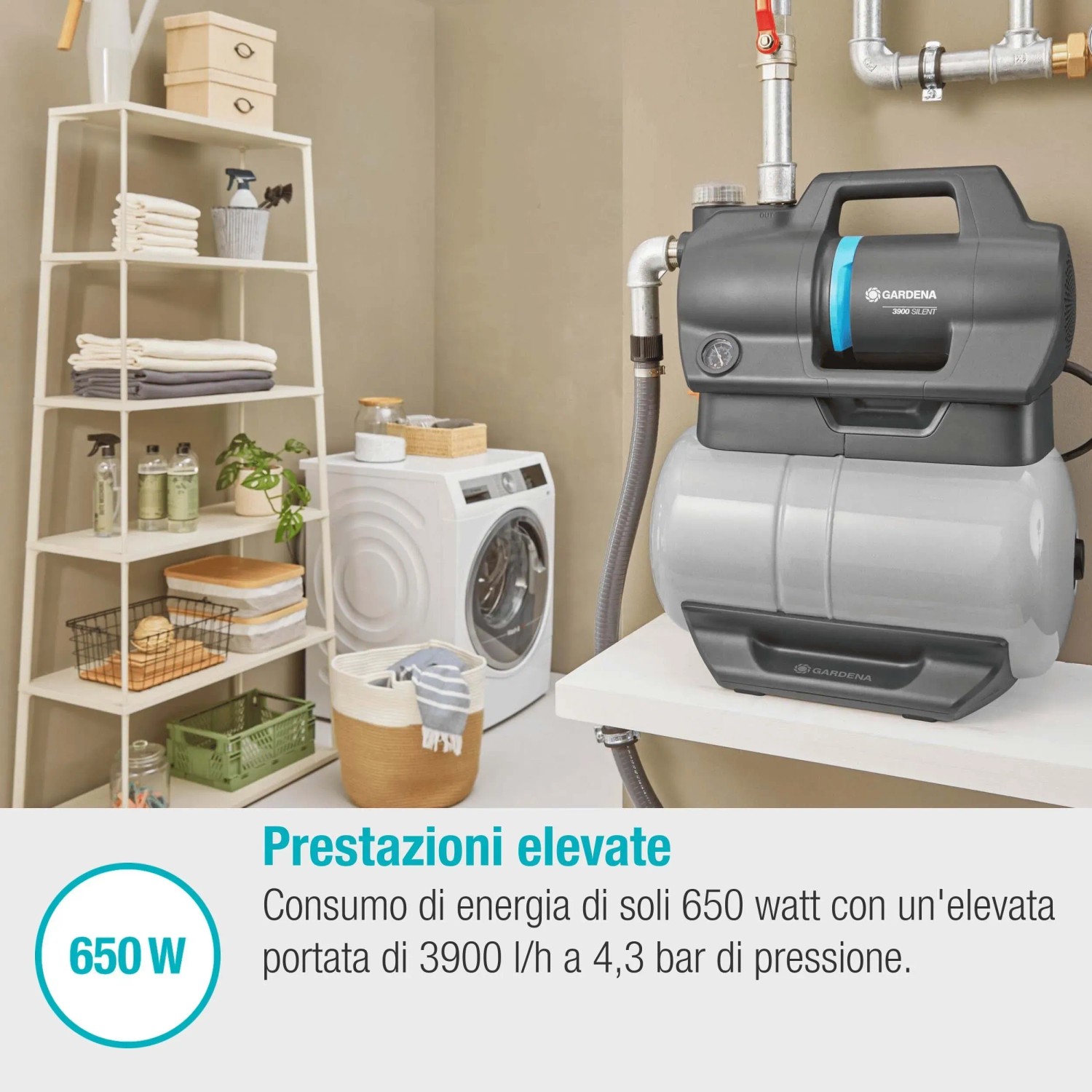 Pompa da giardino grigia in lavanderia. Pompa elettrica per irrigazione giardino.