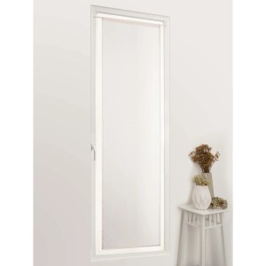 t.b.t. Tenda a pannello / tenda scorrevole bianca davanti alla finestra, combinata con decorazioni.