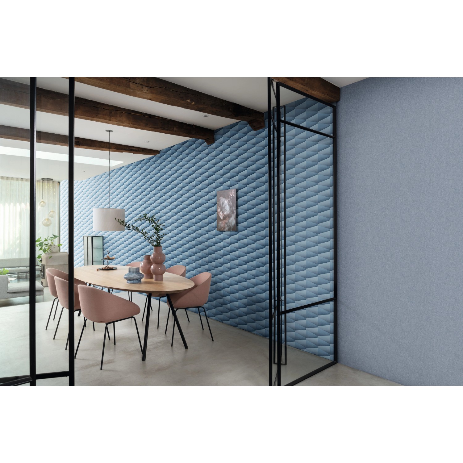 Carta da parati in tessuto non tessuto azzurro cielo Rasch Composition 554465 Uni in soggiorno con tavolo da pranzo e sedie.