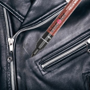 Pennarello nero (t.b.t.) su giacca di pelle. Ideale per ritocchi.