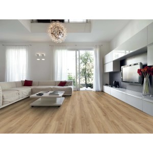 Pavimento laminato chiaro t.b.t. posato in un soggiorno.