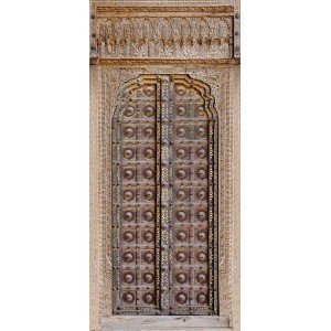 Vista dettagliata di una porta in legno antica e decorata come fotomurale.