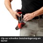 Avvitatore a impulsi a batteria Einhell su clip da cintura per un rapido accesso.