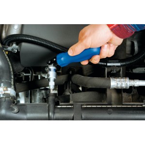 LUX Winkelknarre Classic 31 pz. in uso su un'auto, strumento per viti e bulloni.