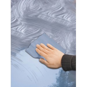 Mano che lucida l'auto con un panno blu del set di panni per auto CMI da 4 pezzi.