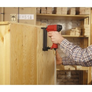 Set LUX Graffettatrice pneumatica Profi 25 mm in uso su legno con tubo dell'aria.