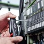 Mano usa utensile Wiha su componenti elettrici. Per installazioni elettriche e misurazioni sicure.