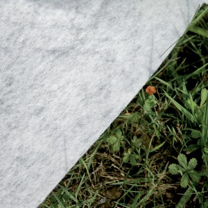 Vello bianco t.b.t. come sottofondo per piscine in giardino.