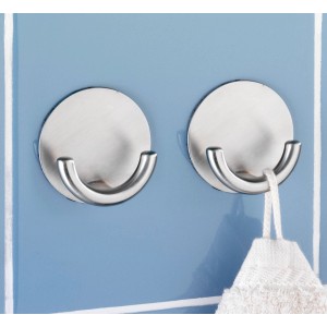 Due ganci a muro autoadesivi Wenko Rondo in acciaio inox opaco su una parete blu.