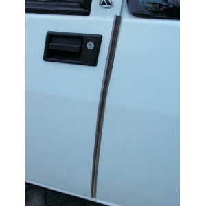 t.b.t. sull'auto: Dettaglio della portiera con maniglia e finiture. Accessorio auto interno.