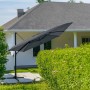 Ombrellone a braccio Moga grigio Ø 300 cm con manovella su patio. Grande parasole per giardino.