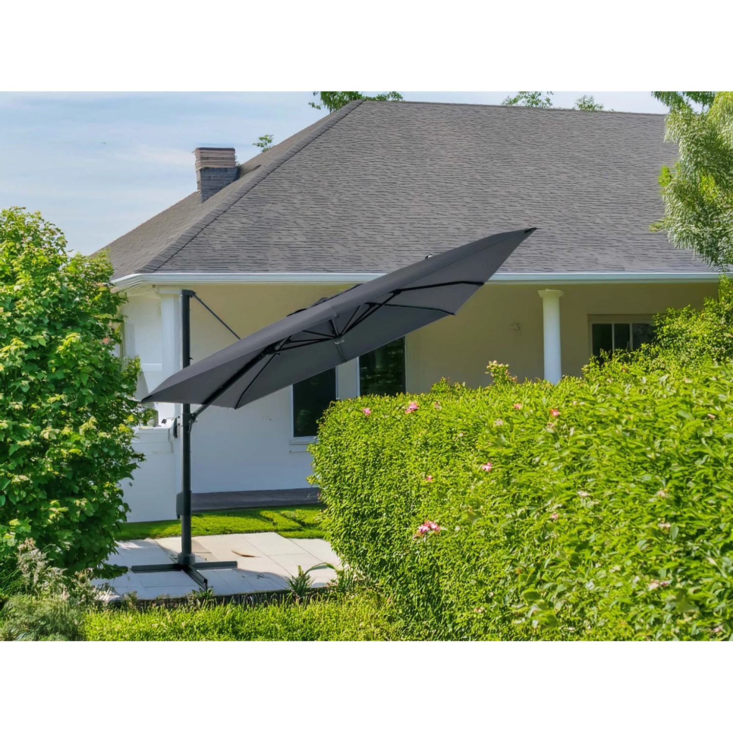 Ombrellone a braccio Moga grigio Ø 300 cm con manovella su patio. Grande parasole per giardino.