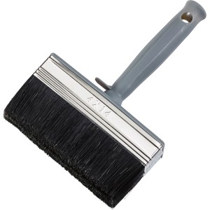 Pennello piatto 100 mm con manico in plastica grigia e setole nere per vernici.