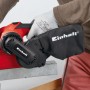 Levigatrice a nastro Einhell TC-BS 8038 in uso, rosso/nero, con aspirazione polvere.