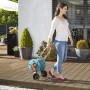 Donna che tira il carrello avvolgitubo Gardena CleverRoll S con tubo da 20 m su una terrazza in legno.