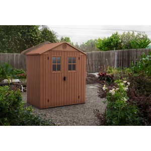 Casetta da giardino in plastica marrone con doppia porta e finestre in un giardino.