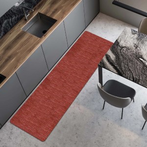 Lungo tappeto runner rosso "t.b.t." in cucina moderna.