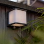 Lampada da parete solare a LED Lutec Doblo color antracite con sensore di movimento su parete di legno.