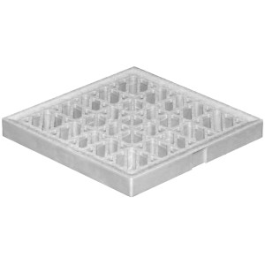 Griglia di scarico quadrata grigia per pozzetto di drenaggio.