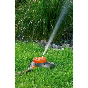 Gardena Classic 6-Superficie Regner Boogie in uso su prato, irrigazione di un'area verde.