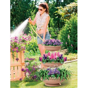 Ciotole per fiori t.b.t. a tre livelli con fiori in fiore in giardino.