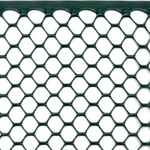 Rete in plastica verde con maglie a forma di rombo per diverse applicazioni in giardino.