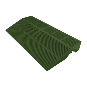 Pavimento autobloccante t.b.t. verde con superficie scanalata per esterni.