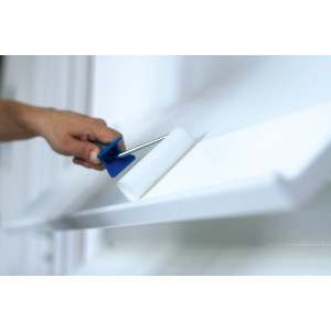 Verniciare con rullo in schiuma LUX, 10 cm, per risultati ottimali. Rullo in uso.