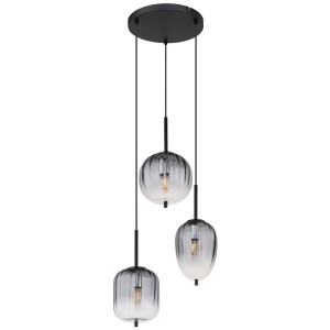Lampada a sospensione moderna con tre paralumi in vetro grigio di diverse forme.