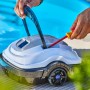 Robot piscina a batteria Orca 45 CL bianco/grigio con maniglia e ruote a bordo piscina.