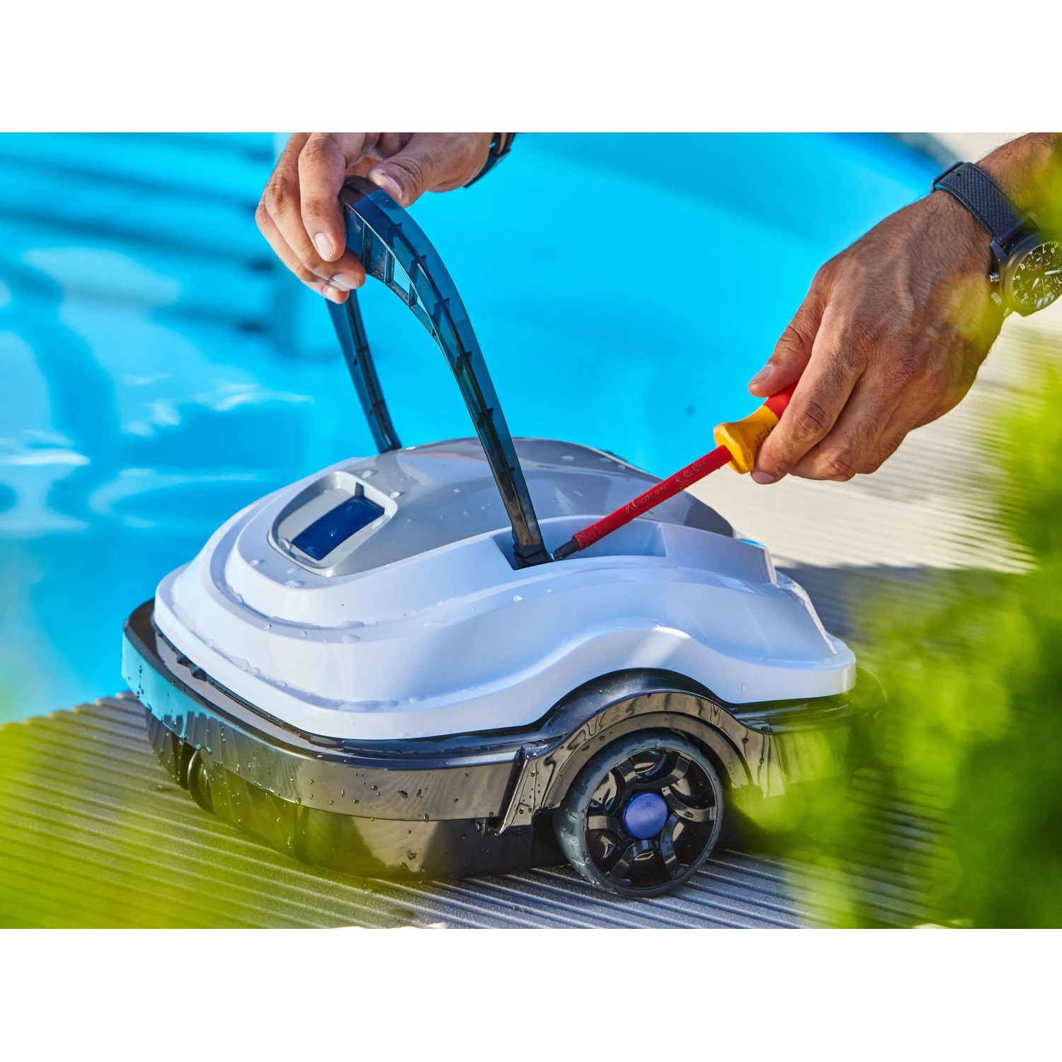 Robot piscina a batteria Orca 45 CL bianco/grigio con maniglia e ruote a bordo piscina.