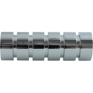 Terminali per bastone per tenda Mydeco Rillcube cromato, dettaglio. Accessorio elegante per bastoni per tende.