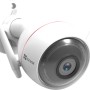 Telecamera di videosorveglianza t.b.t. bianca con due antenne per esterni.