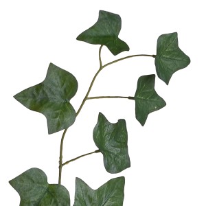 Ramo di edera artificiale con foglie verdi, pianta finta decorativa per interni.