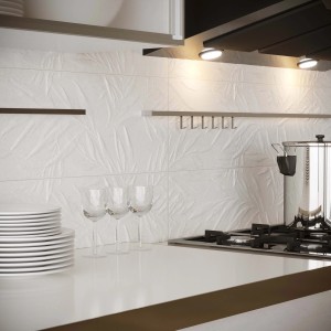Piastrelle da rivestimento bianche con motivo a foglie in cucina moderna.