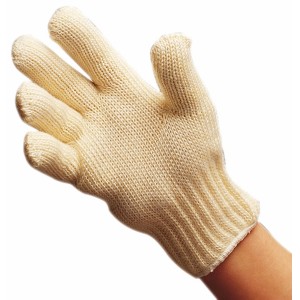 Guanto beige in maglia per accessori barbecue sul braccio.