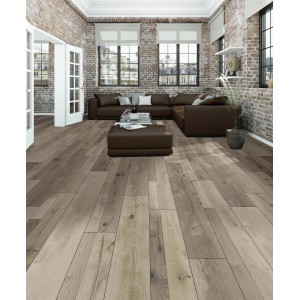 Laminato Excellent Plus Quercia Farco Trend 8 mm installato in soggiorno con divano marrone.