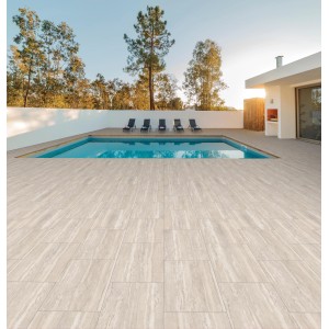 Piastrelle chiare t.b.t. per pavimentazione esterna attorno alla piscina. Area esterna con pavimenti eleganti.