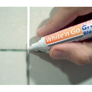 Applicazione di una penna per fughe su piastrelle per ravvivare il colore delle fughe.