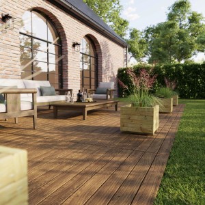Piastrelle in legno t.b.t. posate su una terrazza con mobili da giardino e fioriere.