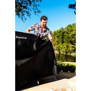 Copertura nera per grill Char-Broil (Extra wide) che viene tirata su un grill.