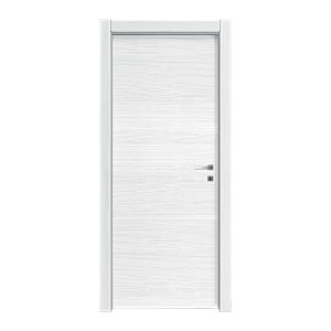 Porta interna bianca con venature orizzontali e maniglia argento.