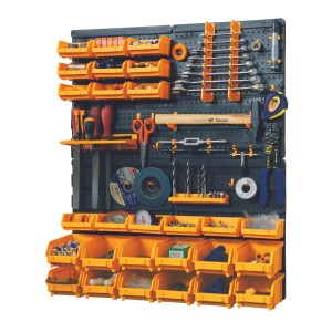 Pannello porta attrezzi con fori e contenitori gialli per riporre utensili e accessori.