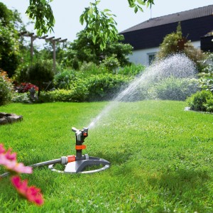 Irrigatore a settori Gardena Premium con slitta per irrigare il prato.