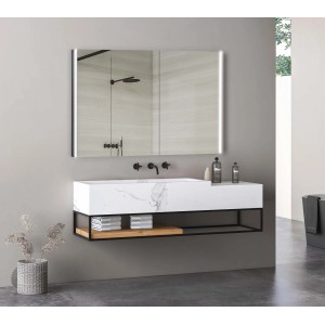 Bagno moderno con specchiera illuminata e mobile lavabo in marmo.