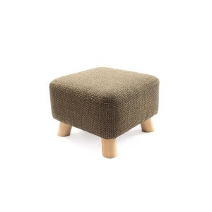 Pouf quadrato con rivestimento in tessuto marrone e gambe in legno chiaro.