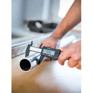 Calibro digitale che misura un tubo. Strumento di misura preciso per officina e fai da te.