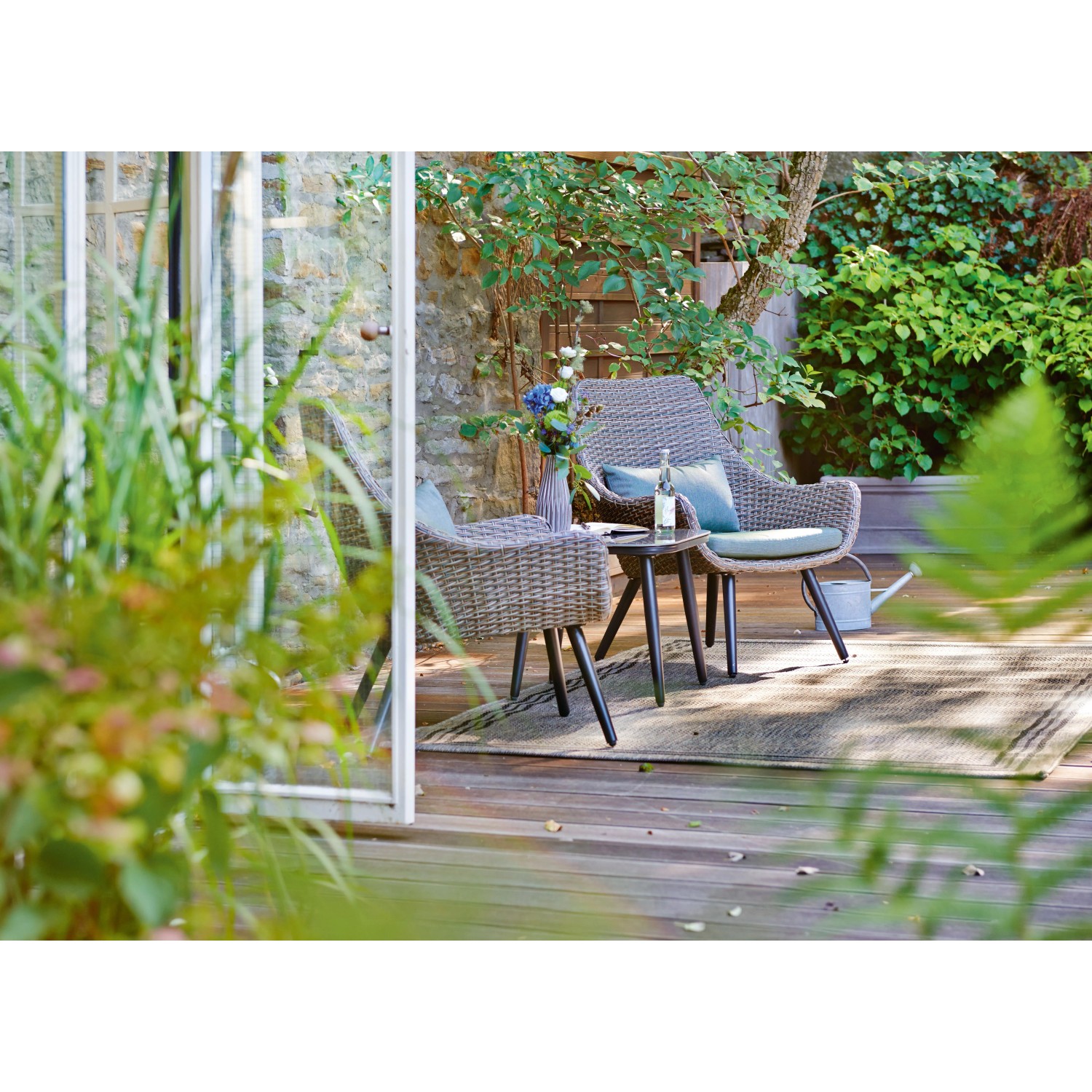 Set di mobili da balcone Aliceville a 3 pezzi in polyrattan verde-grigio con tavolo e sedie.