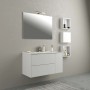 Set di mobili da bagno moderni bianchi con lavabo, specchio e mensole per un design elegante.