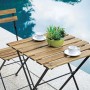 Set di mobili da balcone in legno: tavolo pieghevole e sedia con struttura in metallo nero.